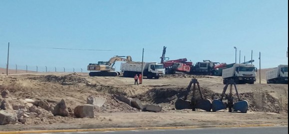 Flota de excavadoras y volquetes en obra de movimiento de tierras